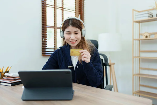 Online Shopping Internet Payments Beautiful Asian Women Using Credit Cards — Stock Fotó
