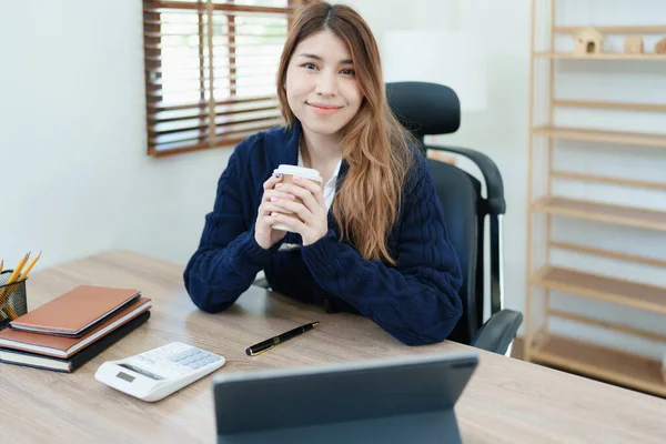 Egy Ázsiai Üzletasszony Portréja Aki Kávét Iszik Miközben Számítógéppel Pénzügyi — Stock Fotó