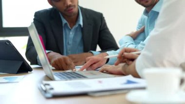 Toplantı odasındaki mali raporda durumu analiz etmek ve tartışmak için takım danışmanlığı toplantısı. Yüksek kalite 4k görüntü