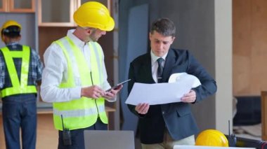 Mühendislerden oluşan bir ekip yapının yapım aşamasında olup olmadığını tartışıyor. Yüksek kalite 4k görüntü