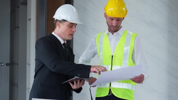 Uma Equipe Engenheiros Está Discutindo Estrutura Para Validar Edifício Construção — Vídeo de Stock