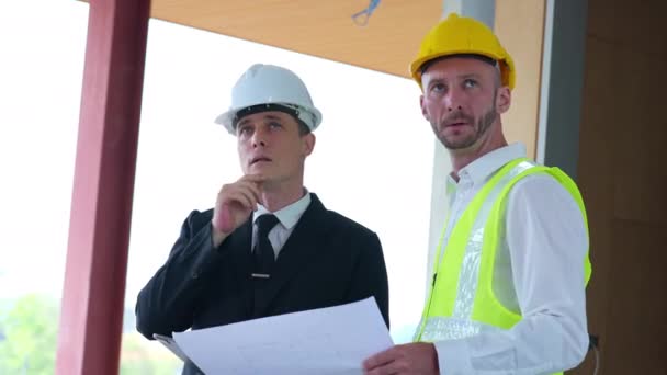Uma Equipe Engenheiros Está Discutindo Estrutura Para Validar Edifício Construção — Vídeo de Stock