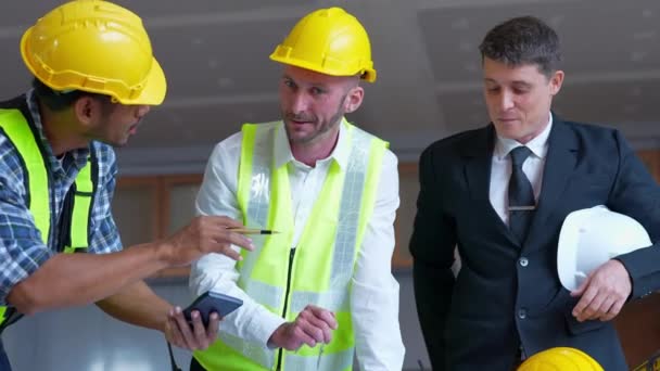 Zespół Inżynierów Omawia Konstrukcję Która Potwierdzić Budowę Budynku Wysokiej Jakości — Wideo stockowe