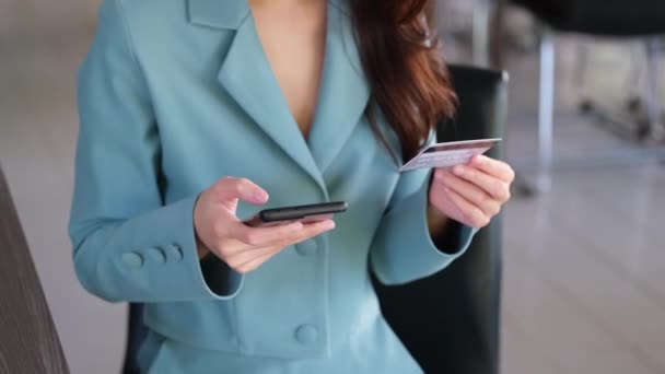 Онлайн Оплата Женщина Использующая Смартфон Кредитную Карту Онлайн Покупок — стоковое видео