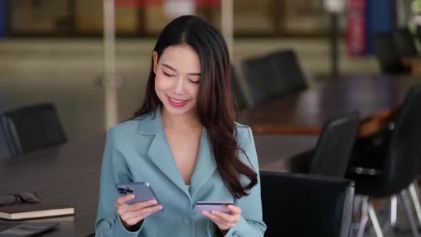 Online Betalen Vrouw Met Behulp Van Smartphone Mobiel Creditcard Voor — Stockvideo