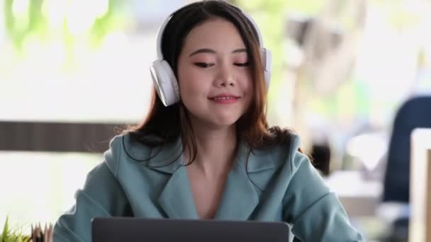 Urocza Pracownica Firmy Korzystającej Komputera Słucha Muzyki Pokazuje Uśmiechniętą Twarz — Wideo stockowe