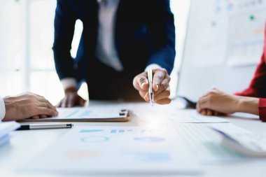 Toplantı odasındaki mali raporda durumu analiz etmek ve tartışmak için takım iş danışmanı toplantısı. Belgeler, hesap makinesi ve bilgisayar bilgisayarı kullanılıyor.