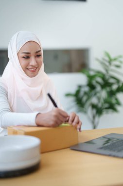 Güzel Müslüman kadın internette satıyor, işyeri sahibi, iş adamı konseptleri.