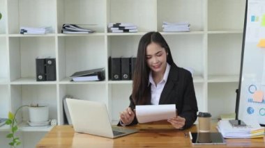 İş planlaması, finansal tabloları ve pazarlamayı denetlemek için bilgisayar kullanan bir iş kadınının portresi. Yüksek kalite 4k görüntü