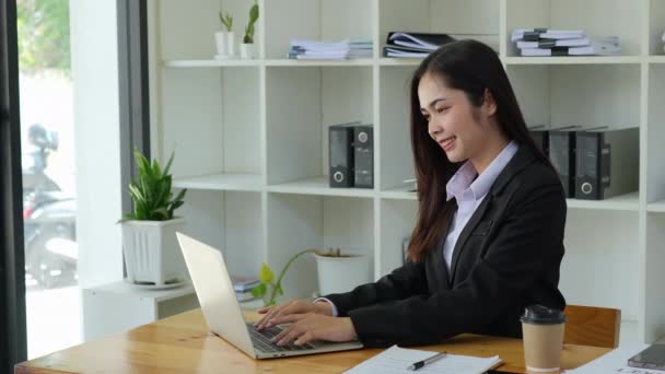 商业计划 用计算机对一个女商人进行审计财务报表和营销的肖像 高质量的4K镜头 — 图库视频影像