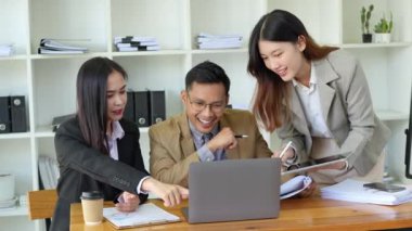 Asyalı girişimciler ve iş adamları iş planlaması, mali bütçe ve yatırım risk değerlendirmesi konularında bir konferans odasında bir araya gelerek müşteri gruplarını şirket büyümesini artırmak için analiz ediyorlar. Yüksek