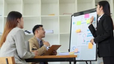 Asyalı girişimciler ve iş adamları iş planlaması, mali bütçe ve yatırım risk değerlendirmesi konularında bir konferans odasında bir araya gelerek müşteri gruplarını şirket büyümesini artırmak için analiz ediyorlar. Yüksek
