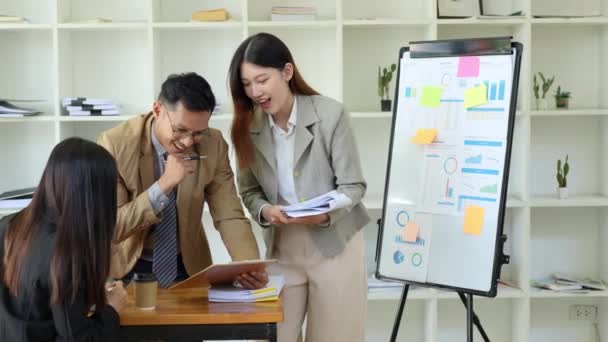 Azjatyccy Przedsiębiorcy Biznesmeni Spotykają Się Sali Konferencyjnej Zakresie Planowania Biznesowego — Wideo stockowe