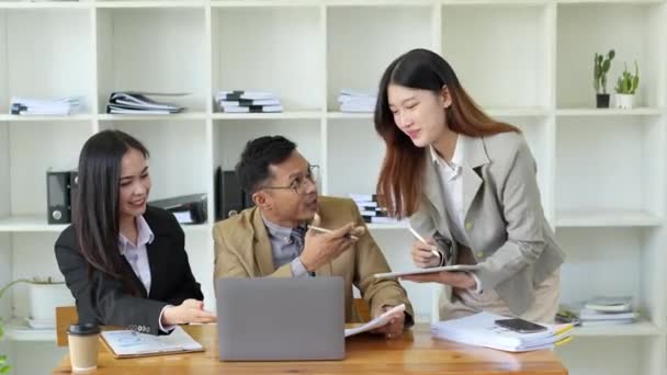 Azjatyccy Przedsiębiorcy Biznesmeni Spotykają Się Sali Konferencyjnej Zakresie Planowania Biznesowego — Wideo stockowe