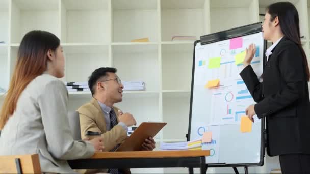 Asiatiske Entreprenører Forretningsfolk Møtes Møterom Forretningsplanlegging Finansbudsjett Risikovurdering Analysere Kundegrupper – stockvideo