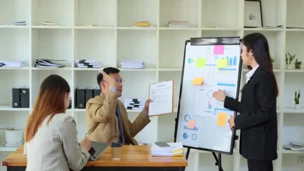 Aasian Yrittäjät Liikemiehet Tapaavat Kokoushuoneessa Liiketoiminnan Suunnittelussa Rahoitusbudjetissa Sijoitusriskien Arvioinnissa — kuvapankkivideo