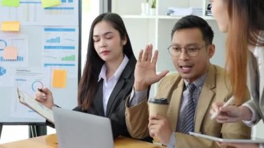 Asyalı girişimciler ve iş adamları iş planlaması, mali bütçe ve yatırım risk değerlendirmesi konularında bir konferans odasında bir araya gelerek müşteri gruplarını şirket büyümesini artırmak için analiz ediyorlar. Yüksek