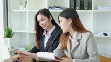 Asyalı girişimciler ve iş adamları iş planlaması, mali bütçe ve yatırım risk değerlendirmesi konularında bir konferans odasında bir araya gelerek müşteri gruplarını şirket büyümesini artırmak için analiz ediyorlar. Yüksek