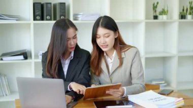 Asyalı girişimciler ve iş adamları iş planlaması, mali bütçe ve yatırım risk değerlendirmesi konularında bir konferans odasında bir araya gelerek müşteri gruplarını şirket büyümesini artırmak için analiz ediyorlar. Yüksek