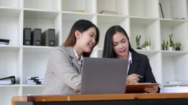 Asyalı girişimciler ve iş adamları iş planlaması, mali bütçe ve yatırım risk değerlendirmesi konularında bir konferans odasında bir araya gelerek müşteri gruplarını şirket büyümesini artırmak için analiz ediyorlar. Yüksek