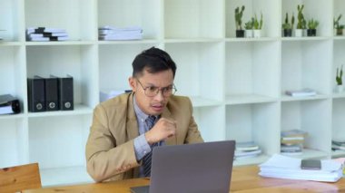 Dizüstü bilgisayar kullanan işadamı, çalışmanın başarıyla sonuçlandığını ve hedefe ulaştığının altını çizdi. Yüksek kalite 4k görüntü