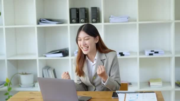 Mujer Negocios Usando Ordenador Portátil Emocionado Trabajo Salió Con Éxito — Vídeos de Stock