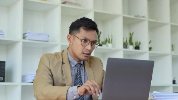 Empresário Usando Laptop Excitado Trabalho Saiu Com Sucesso Objetivo Foi — Vídeo de Stock