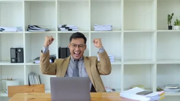 Geschäftsmann Mit Laptop Aufgeregt Die Arbeit War Erfolgreich Und Das — Stockvideo