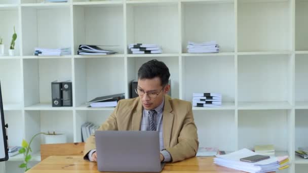 Hombre Negocios Usando Ordenador Portátil Emocionado Trabajo Salió Con Éxito — Vídeo de stock