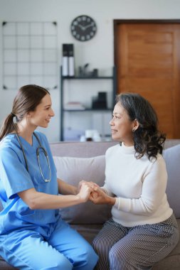 Hastalığa karşı savaşmak için hastaların elini tutan bir kadın doktorun portresi.