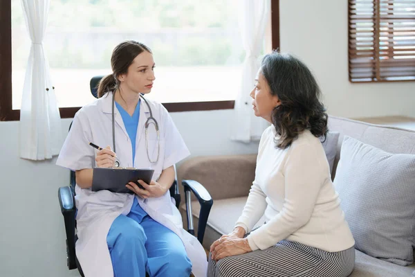 Retrato Uma Médica Segurando Uma Área Transferência Paciente Para Discutir — Fotografia de Stock