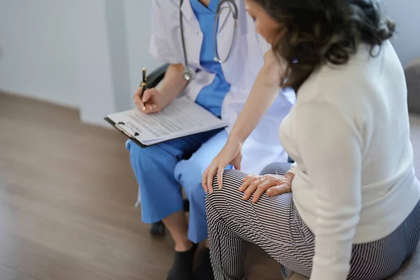 Retrato Uma Médica Conversando Com Paciente Com Dor Joelho — Fotografia de Stock