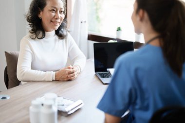 Hasta dosyasını tutan bir kadın doktorun portresi. Tedavi etmeden önce hastaların durumunu tartışmak ve analiz etmek için.