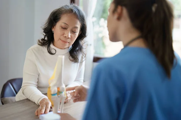 Ritratto Una Dottoressa Che Parla Con Paziente Anziano Osteoartrite — Foto Stock