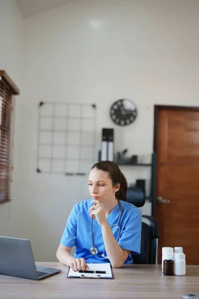 Portret Kobiety Lekarza Korzystającej Komputera Dokument Analizujący Stan Pacjenta Przed — Zdjęcie stockowe