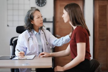 Hastalığa karşı savaşmak için hastaların elini tutan bir kadın doktorun portresi.