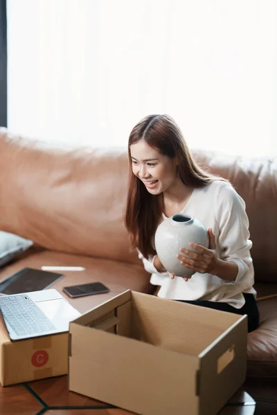 Beginnend Mit Kleinunternehmerin Einer Unabhängigen Jungen Asiatischen Online Verkäuferin Die — Stockfoto