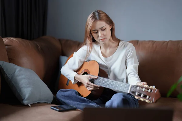 Retrato Jovem Ásia Mulher Jogar Guitarra Sofá Relaxante Estresse Férias — Fotografia de Stock