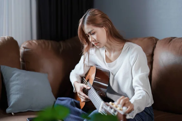 Retrato Una Joven Mujer Asiática Tocando Guitarra Sofá Relajante Estrés — Foto de Stock