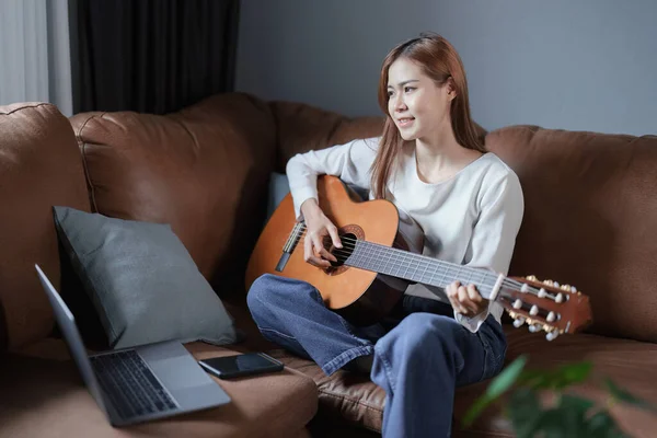Retrato Una Joven Mujer Asiática Tocando Guitarra Sofá Relajante Estrés — Foto de Stock