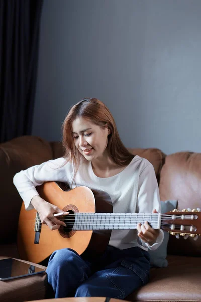 Retrato Jovem Ásia Mulher Jogar Guitarra Sofá Relaxante Estresse Férias — Fotografia de Stock