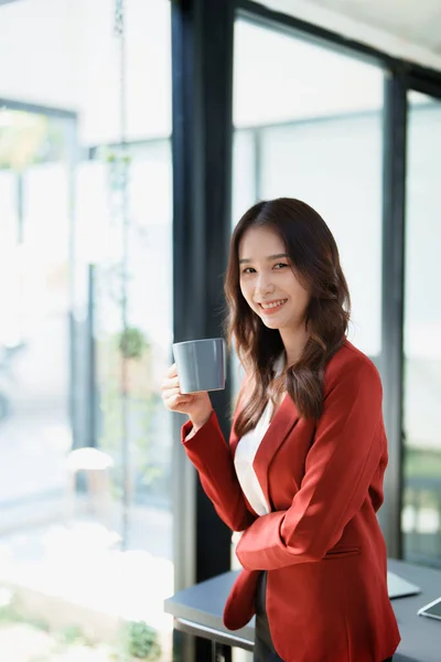 Zakenvrouw Zit Drinkt Koffie Glimlacht Gelukkig — Stockfoto
