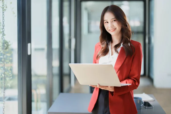 Владелец Бизнеса Азиатские Женщины Маркетологи Используют Планшетный Компьютер Офисной Работе — стоковое фото