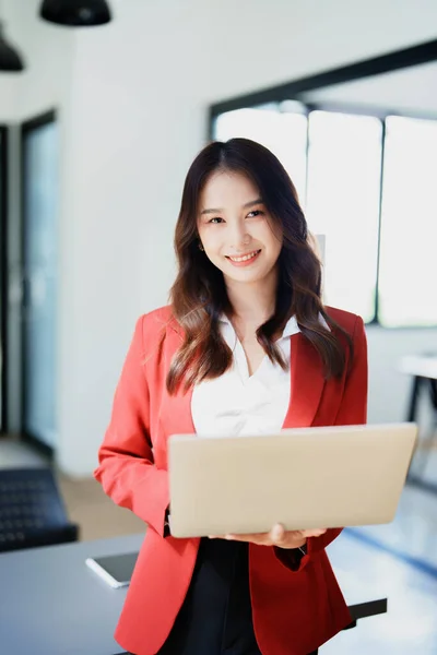 Geschäftsinhaberin Oder Asiatische Marketingfachfrau Nutzen Tablet Computer Büro — Stockfoto