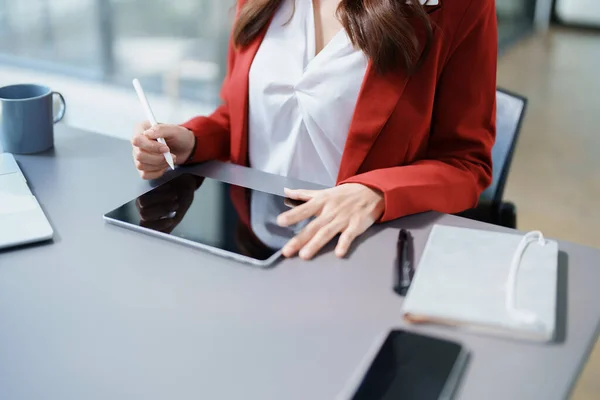 商人或亚洲女商人在办公室工作中使用平板电脑 — 图库照片