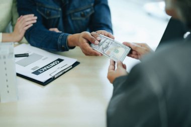 Banka kredi memuru krediyi bir erkek işletme sahibinin ipotekli konut kredisini kullanarak sigorta kontratına girmesi üzerine serbest bıraktı..