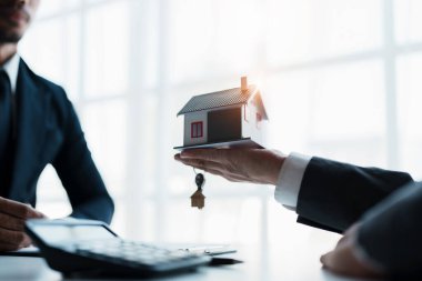 Ev ve arazi satın almak için gayrimenkul şirketi, ev satın alma ve kredi anlaşması yapmayı kabul ettikten sonra müşterilere ev ve anahtar teslim ediyor.