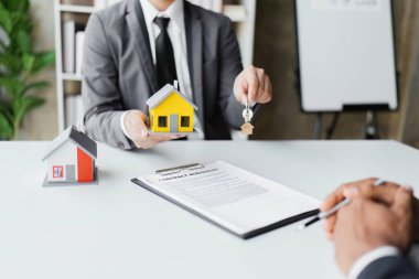Ev ve arazi satın almak için gayrimenkul şirketi, ev satın alma ve kredi anlaşması yapmayı kabul ettikten sonra müşterilere ev ve anahtar teslim ediyor.