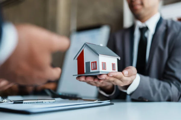 Immobilienunternehmen Häuser Und Grundstücke Kaufen Liefern Schlüssel Und Häuser Kunden — Stockfoto