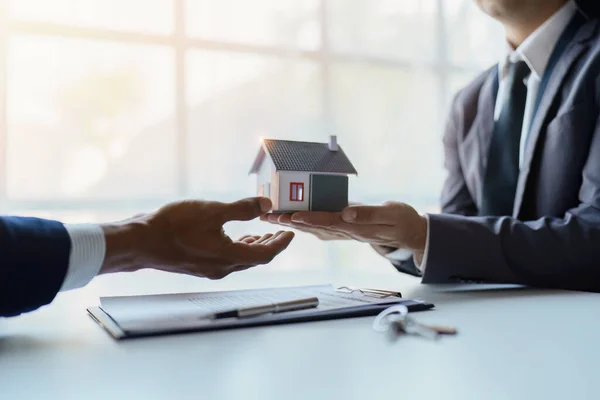 stock image Real estate company to buy houses and land are delivering keys and houses to customers after agreeing to make a home purchase agreement and make a loan agreement